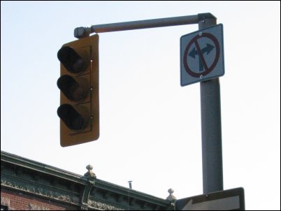 Non-functioning streetlight at Bloor and Brunswick.